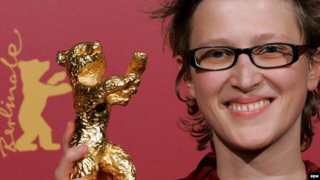 Jasmila Žbanić sa osvojenim Zlatnim medvjedom na filmskom festivalu u Berlinu, 2006. 