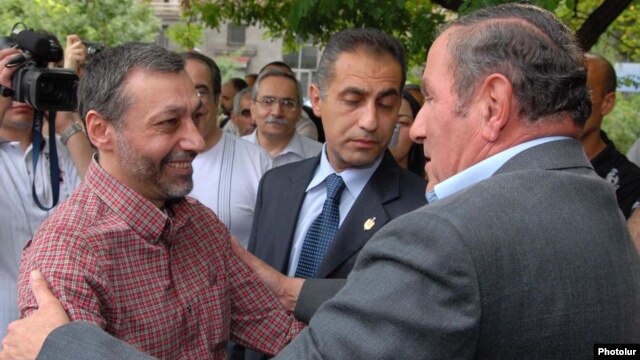 Armenia -- Opposition leader Levon Ter-Petrosian (R) greets former Foreign Minister Aleksandr Arzumanian after his release from jail, 22Jun2009.