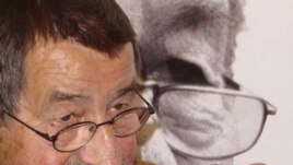 Günter Grass, autorul memoriilor intitulate „Decojind ceapa”