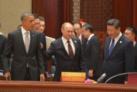 Солдан оңға қарай (алдыңғы қатарда): АҚШ президенті Барак Обама, Ресей президенті Владимир Путин және Қытай басшысы Си Цзиньпин. Пекин, 11 қараша 2014 жыл. (Көрнекі сурет)