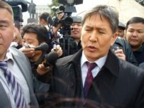 Kyrgyz Prime Minister Almaz Atambaev met with protesters in Bishkek on April 6 (RFE/RL)