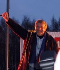 Opposition candidate Milinkevich waves to supporters during a rock concert in Minsk this evening (RFE/RL)