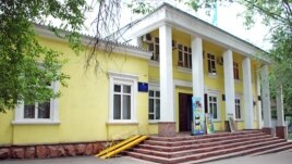 Фасад здания Государственного театра кукол до реконструкции. Алматы, 26 июня 2009 года.