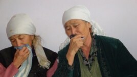 Зерік Тауасарова (сол жақта), Шетпе станциясында желтоқсанның 17-і күнгі полициямен қақтығыс кезінде қаза тапқан Төребек Төлегеновтың анасы жоқтау айтып отыр. Шетпе, Маңғыстау облысы, 22 желтоқсан 2011 жыл