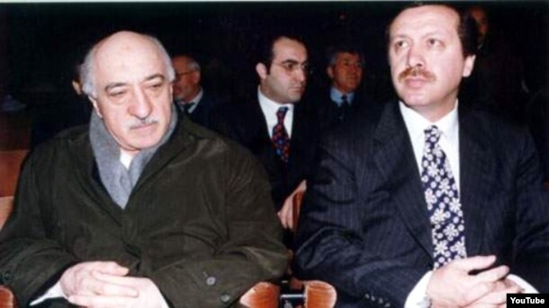Фетхуллах Гүлен мен Түркия премьер-министрі болған Режеп Тайып Ердоғанның бірге отырған суреті.