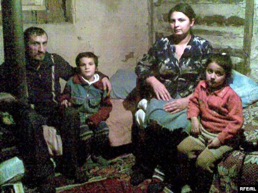 Hazırda Həqiqət Əliyeva 3-cü sinifdə oxumalıdır. Amma onun kimliyini təsdiqləyən sənədi olmadığından təhsil ala bilmir. 