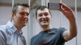 Селфи в зале суда. Алексей и Олег Навальные