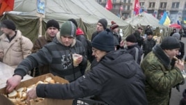 Тәуелсіздік алаңында билікке наразылық шеруіне қатысушылар тегін тамақпен жүрек жалғап тұр. Киев, 20 желтоқсан 2013 жыл.