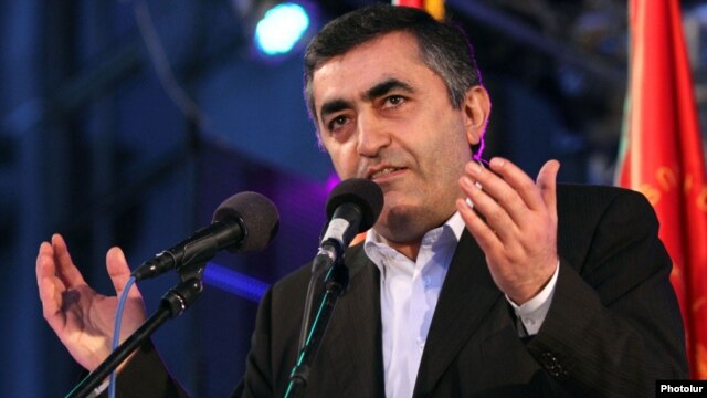 Armenia - Armen Rustamian, a leader of the opposition Armenian Revolutionary Federation, addresses a campaign rally in Yerevan, 10Apr2012.