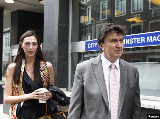 Ejup Ganić stiže sa ćerkom Eminom u sud u Londonu, 14. jul 2010.