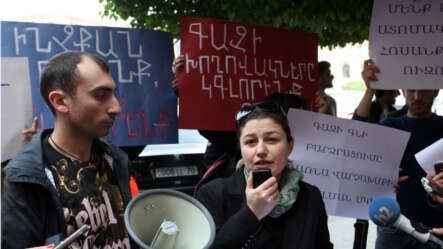 Գազի սակագնի սպասվող բարձրացման դեմ բողոքի ակցիան կառավարության շենքի դիմաց, Երեւան, 16-ը մայիսի, 2013թ.