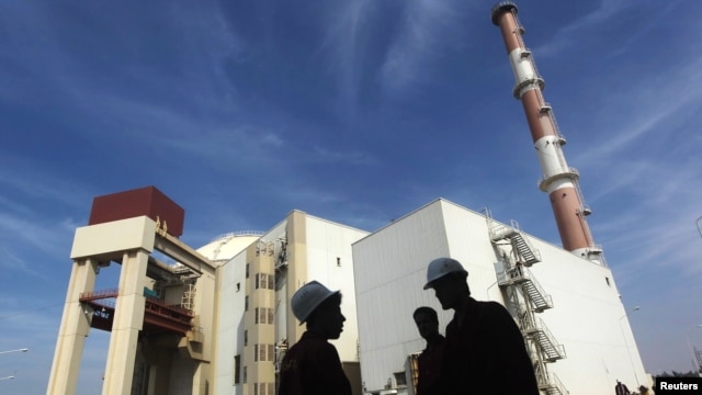 Workers stand in front of Iran's Bushehr nuclear power plant, which lies some 1,200 kilometers south of Tehran. (file photo)