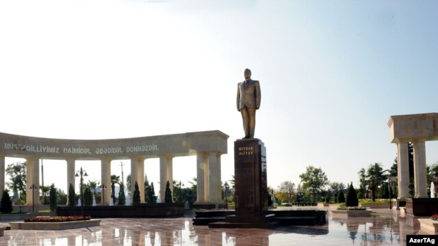 Монумент Гейдару Алиеву в городе Агсу Азербайджана, 2009