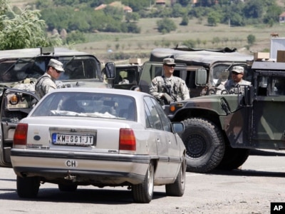 KFOR kontroliše prelaz Jarinje, 28. jul 2011.