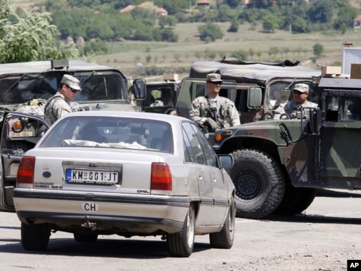 KFOR-ovi vojnici pregledaju vozila na prelazu Jarinje, 28. jul 2011.