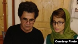 Iranian dissidents Jafar Panahi (left) and Nasrin Sotoudeh sign their letter to South African antiapartheid icon Nelson Mandela.