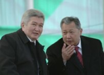 Acting Prime Minister Kulov (left) and President Bakiev (file photo) (ITAR-TASS)
