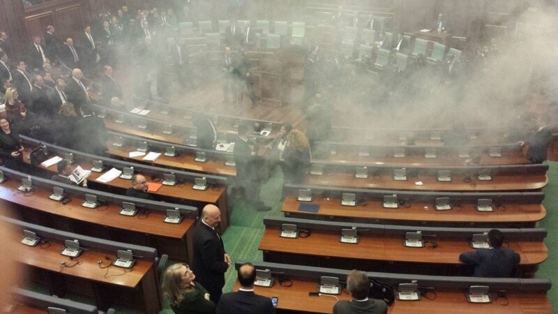 В Косово заседание парламента прервали слезоточивым газом