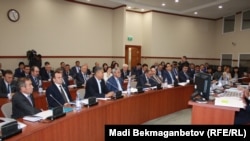 Әуе кеңістігін пайдалану және азаматтық авиация туралы заң жобасының таныстырылымында отырған мәжіліс депутаттары. Астана, 28 маусым 2016 жыл.