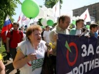 Activists marching toward Moscow's Ostankino TV broadcasting center (epa)