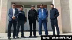 Работники нефтесервисной компании Techno Trading LTD у административного здания в Мунайлинском районе Мангистауской области. 13 апреля 2016 года.