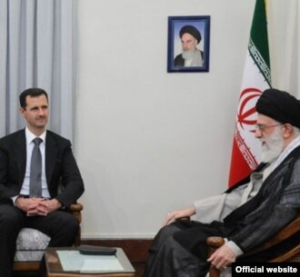  آيت الله علی خامنه ای در ديدار با بشار اسد، رييس جمهوری سوريه، در جريان سفر مهر ۱۳۸۹ وی به تهران