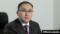 Дәурен Абаевтың президенттің кеңесшісі әрі баспасөз хатшысы кезіндегі суреті.