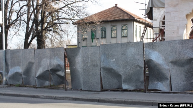 Oštećena ograda ispred Ferhadije
