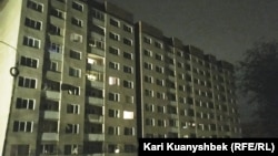 Аварийный жилой дом в микрорайоне Алгабас-6, из которого эвакуировали жителей (справа). Алматы, 2 июня 2016 года.