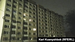"Алғабас" ықшамауданындағы тұрғындары көшіріліп, апатты жағдайда тұрған үй (оң жақта). Алматы. 2 маусым, 2016 жыл.