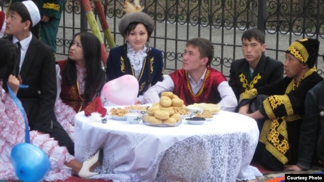 Орыс жазушысы Федор Достоевскийдің мұражайы ұйымдастырған ғашықтар мерекесі - Қозы Көрпеш-Баян Сұлу күнін атап өткен оқушылар ұлттық киіммен дастарханда отыр. Семей, 17 сәуір 2012 жыл. Суретті Татьяна Титаева түсірген.