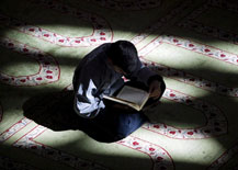 A Sunni Muslim reads the Koran in the Um Al-Qura mosque in Baghdad (epa)