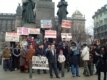 Олар өз үндерін чех билігіне жеткізу үшін төрт тілде жазылған талап-тілектерін екі сағат бойына оқып тұрды