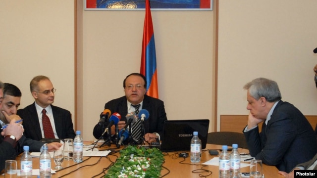 Միասնական շտաբի անդամները քննարկման ժամանակ, ապրիլ, 2012