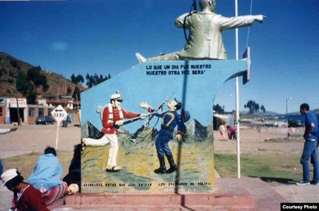Народно-политическая пропаганда в Боливии. Надпись сверху: "То, что когда-то было нашим, нашим вновь и будет". Ниже - нехорошие слова в адрес чилийцев