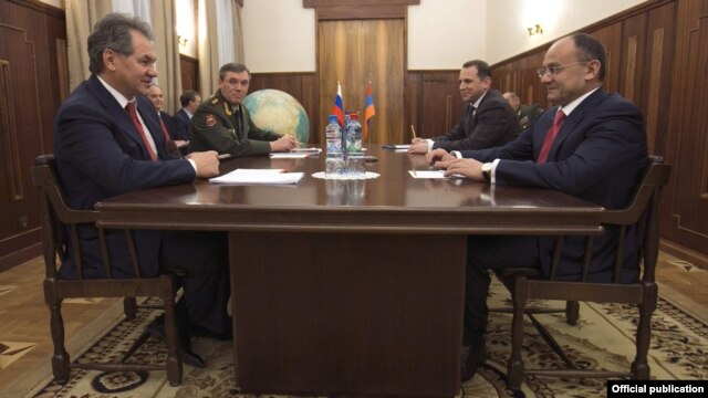 Russia - Defense Minister Sergey Shoygu (L) meets his Armenian counterpart Seyran Ohanian in Moscow, 19Dec2012.