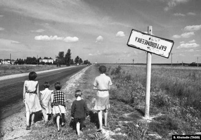 Белорусская ССР. Деревня Бартоломеевка после аварии на Чернобыльской АЭС. 1990 год
