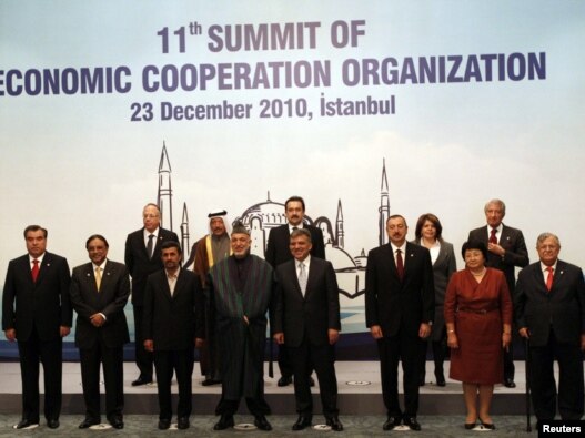 سران یازدهمین اجلاس سازمان همکاری های اکو در 
استانبول