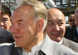 Президент Казахстана Нурсултан Назарбаев и за его спиной - топ-менеджер Серик Буркитбаев. Фото с сайта Акорды.