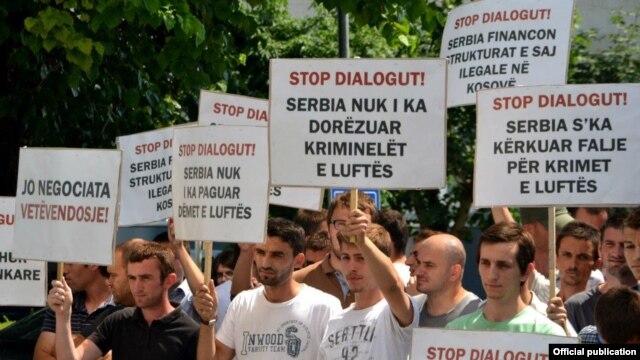 U vreme sastanka Kupera i Thacija, pred zgradom Vlade Kosova protestovali su aktivisti pokreta "Samoopredeljenje", Priština, 21. juni 2012.
