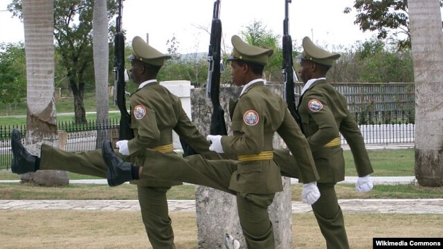 Кубинские солдаты на церемонии у мавзолея имени Хосе Марти