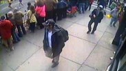 Ағайынды Царнаевтардың Бостонда жарылыс болған күні видео камераға түсіп қалған бейнелері.  Суретті ФБР 2013 жылы 18 сәуірде жариялаған.