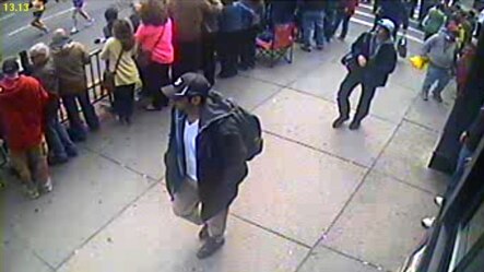 Ағайынды Царнаевтардың Бостонда жарылыс болған күні видео камераға түсіп қалған бейнелері.  Суретті ФБР 2013 жылы 18 сәуірде жариялаған.
