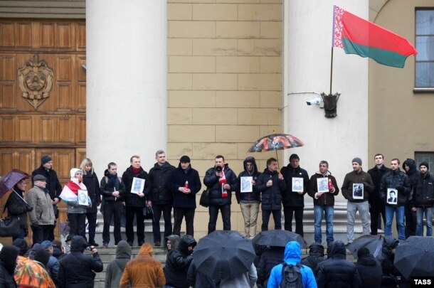 Минск. Участники акции в память жертв политических репрессий перед зданием КГБ в Минске