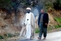 خادم پرستشگاه ايزديان در حال قدم زدن با پاي برهنه.