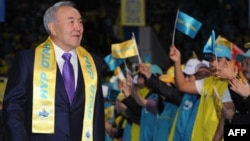 "Халық назарын басқа жаққа бұруға" кіріскен Нұрсұлтан Назарбаев.