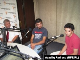(Soldan sağa) Sabir Rüstəmxanlı, Elmin Həsənli, Aqşin Yenisey Azadlıq Radiosunun Bakı bürosunda.