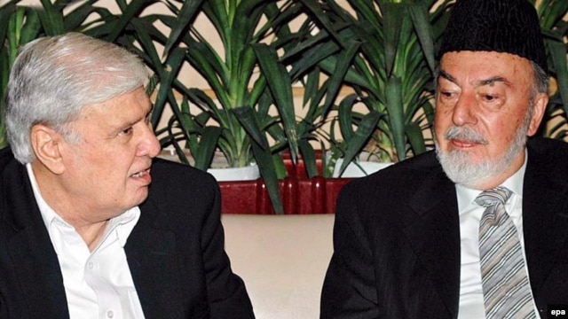 Former Pakistani Interior Minister Aftab Khan Sherpao (left) is seen at a 2007 meeting with Afghan Regional Peace Jirga Preparation Commission to Pakistan head Pir Said Ahmad Gilani.
