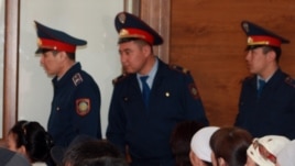 "Шетпе ісі" бойынша сот залындағы полиция қызметкерлері. Ақтау, 17 сәуір 2012 жыл. (Көрнекі сурет)