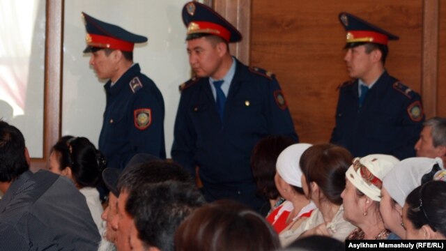 Шетпе ісі бойынша сот залындағы полиция қызметкерлері. Ақтау, 17 сәуір 2012 жыл. (Көрнекі сурет)